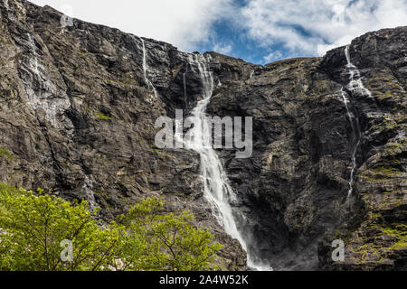 Stigfossen Wasserfälle in der Nähe der berühmten Trollstigen (Trolle), Molde, Mehr og Romsdal, Norwegen Stockfoto