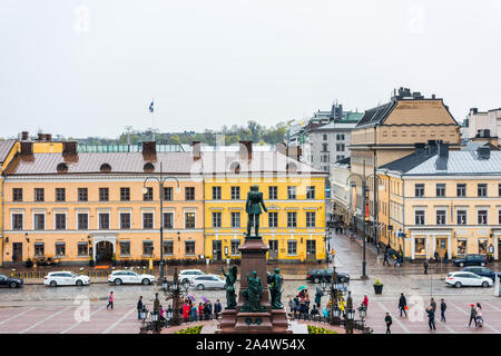 Luftaufnahme des Monument von Alexander II. auf dem Senatsplatz (Senaatintori) vor der St.-Nikolaus-Kirche, Helsinki, Finnland. Stockfoto