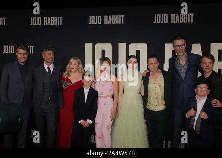 Los Angeles, USA. 15 Okt, 2019. Carthew Neal, Taika Waititi, Rebel Wilson, römische Griffin Davis, Scarlett Johansson, thomasin McKenzie, Sam Rockwell, Stephen Merchant, Archie Yates, Alfie Allen 10/15/2019 Die Los Angeles Premiere von "Jojo Kaninchen' im Hollywood American Legion Post 43 in Los Angeles, CA Credit: Cronos/Alamy leben Nachrichten Stockfoto