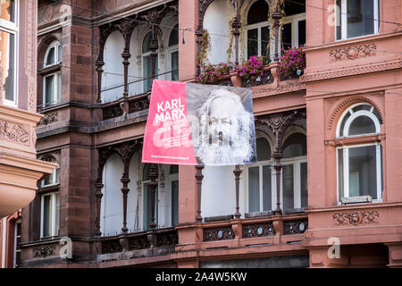 Trier, Deutschland. Banner mit einem Bild von Karl Marx in seiner brithplace Trier zum Gedenken an den 200. Jahrestag seiner Geburt Stockfoto