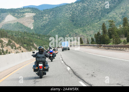 Gruppe von Motorräder ritt auf der Interstate Highway durch Mountain Pass, Colorado, United States Stockfoto