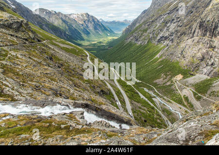Norwegische Landschaft mit Trollstigen Zentrum im Hintergrund, National Scenic route Geiranger Trollstigen Mehr og Romsdal County in Norwegen Stockfoto