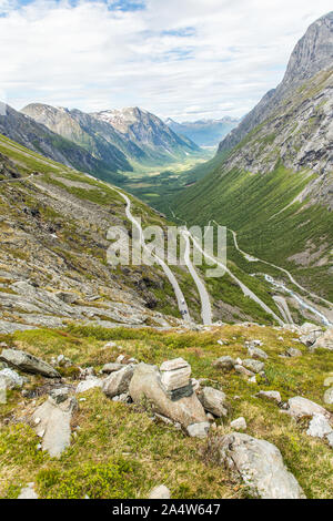 Norwegische Landschaft mit Trollstigen Zentrum im Hintergrund, National Scenic route Geiranger Trollstigen Mehr og Romsdal County in Norwegen Stockfoto