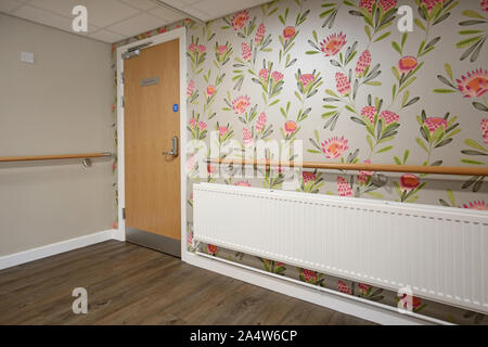 Korridor in einem neu renovierten Care Home in der Nähe von Wakefield, Großbritannien. Zeigt Sicherheit Handläufe und Brandschutztüren. Stockfoto