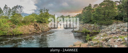 Sommersonnenwende 2019 bei niedrigen Kraft Waterall, Obere Teesdale, UK Panorama Stockfoto