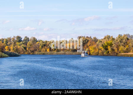 Bild eines kleinen weissen Dampfer entlang eine große Herbst Fluss Stockfoto
