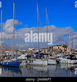 Yachten in der Marina in Puerto de Denia an der Costa Blanca, Spanien Stockfoto