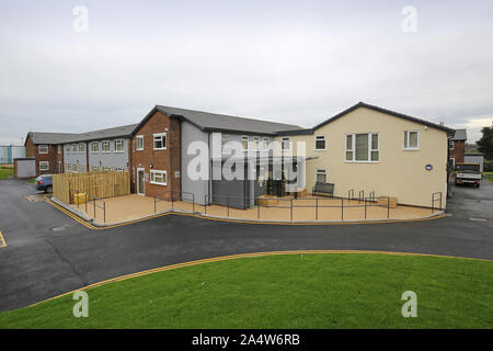 Außenansicht des Fernfeld Hof, ein neu renoviertes, 2-stöckiges Care Home in der Nähe von Wakefield, Großbritannien. Stockfoto