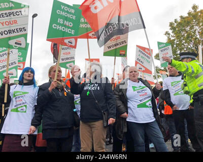 Asda-Arbeiter marschierten heute durch Leeds, zu Asdas Hauptquartier, wo sie einen Wagen mit einer 23,000-köpfigen Petition gegen einen umstrittenen neuen Vertrag überreichten. Stockfoto