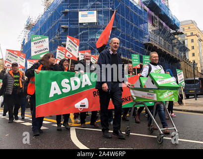 Asda-Arbeiter marschierten heute durch Leeds, zu Asdas Hauptquartier, wo sie einen Wagen mit einer 23,000-köpfigen Petition gegen einen umstrittenen neuen Vertrag überreichten. Stockfoto