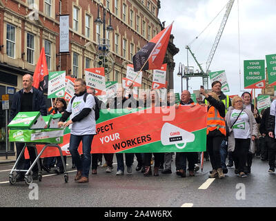 Asda-Arbeiter marschierten heute durch Leeds, zu Asdas Hauptquartier, wo sie einen Wagen mit einer 23,000-köpfigen Petition gegen einen umstrittenen neuen Vertrag überreichten. Stockfoto