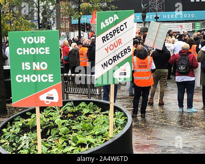 Asda-Arbeiter marschierten heute durch Leeds, zu Asdas Hauptquartier, wo sie einen Wagen mit einer 23,000-köpfigen Petition gegen einen umstrittenen neuen Vertrag überreichten. Stockfoto