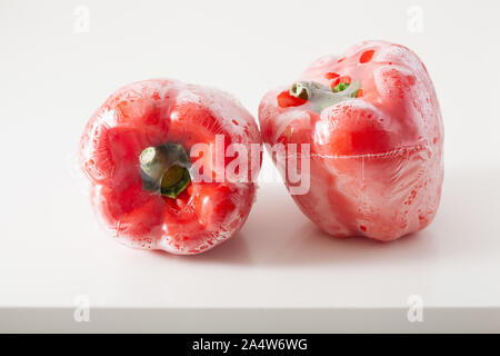 Single use Kunststoffverpackungen. Paprika Gemüse im Beutel Stockfoto