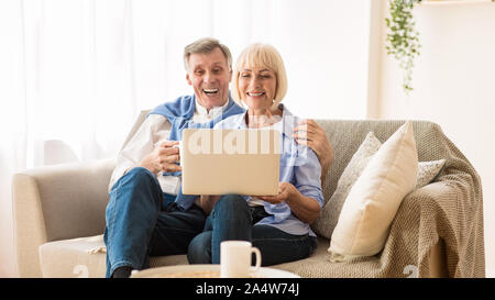 Gerne reifes Paar im Internet surfen auf dem Laptop Stockfoto