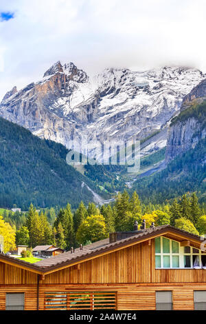 Wooden House in Kandersteg Dorf, Kanton Bern, Schweiz, Europa und Schnee Berge Panorama Stockfoto