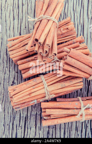 Gebunden Cinnamon Stick mit selektiven Fokus auf alten hölzernen Hintergrund. Stockfoto