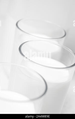 Frische Milch in Gläser auf weißem Hintergrund Stockfoto