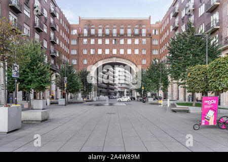 Budapest, Ungarn - 04. Oktober 2019: Platz Madach oder Madách tér, Blick auf die Straße an einem sonnigen Nachmittag in Budapest, im späten Herbst. Stockfoto