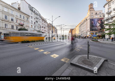 Budapest, Ungarn - 04. Oktober 2019: Karoly-Boulevard oder Károly körút Straßenansicht mit 49, 47 gelben Oldtimer-Tram und einem vorbeifahrenden Radfahrer. Stockfoto