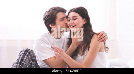 Verliebte Paare herausfinden, positive Ergebnisse der Schwangerschaft Test Stockfoto