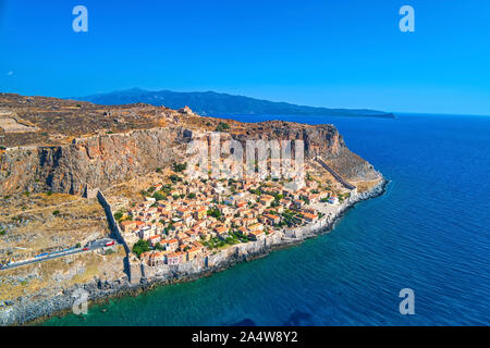 Luftbild der Altstadt von Monemvasia in Lakonien, Peloponnes, Griechenland. Monemvasia ist oft "Die griechischen Gibraltar" genannt. Stockfoto