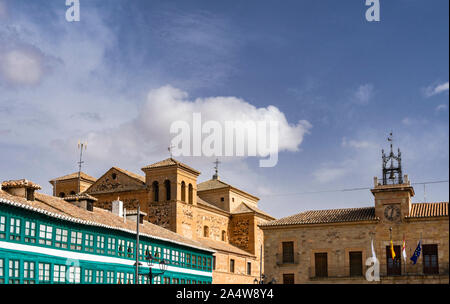 Blick auf das Gebäude von La Plaza Mayor in der Stadt Almagro in Castilla la Mancha mit blauem Himmel und weißen Wolken. Stockfoto