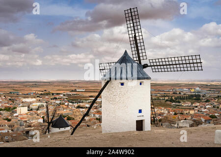 Windmühle in den Vordergrund mit der Stadt Consuegra im Hintergrund, in Toledo, Kastilien-La Mancha Stockfoto