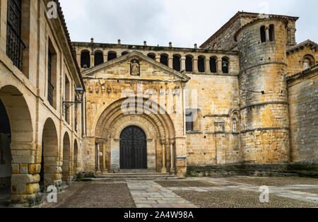 Hauptfassade Blick auf die romanische Stiftskirche von Santillana del Mar in Kantabrien in Spanien. Stockfoto