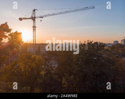 Bau Baustelle Kran auf Sonnenuntergang Stockfoto