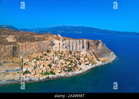 Luftbild der Altstadt von Monemvasia in Lakonien, Peloponnes, Griechenland. Monemvasia ist oft "Die griechischen Gibraltar" genannt. Stockfoto