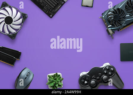 Konzept der Montage einer Gaming Computer auf lila Untergrund. Freien Platz in der Mitte für Text, Logo Förderung. Stockfoto