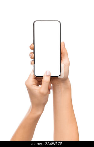 Frau mit Smartphone mit einem leeren Bildschirm Scanning Fingerabdruck Stockfoto