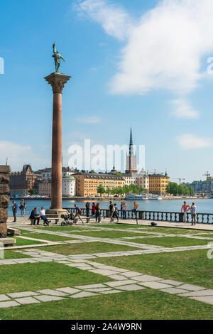 Stockholm anzeigen Sommer, Blick vom Stadshuset Garten über Riddarfjärden in Richtung Insel Riddarholmen und die Stockholmer Altstadt (Gamla Stan), Schweden.