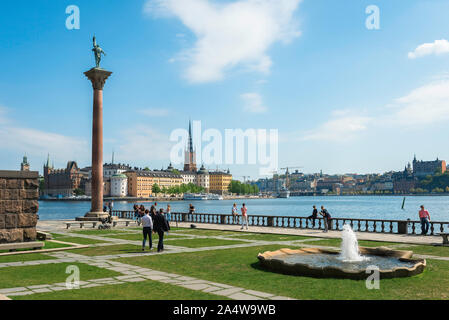 Sommertourismus in Schweden, Blick vom Stadshuset-Garten über Riddarfjärden auf die malerische Riddarholmen-Insel und die Gamla Stan-Altstadt in Stockholm. Stockfoto