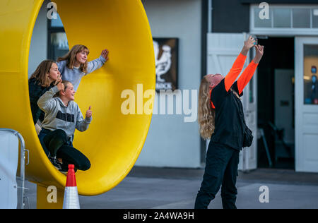 Teens Bilder aufnehmen, Menningarnott Feier, Reykjavik, Island Stockfoto