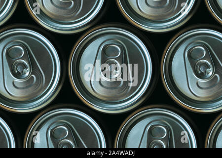 Ansicht von oben geschlossen Getränkedosen aus Aluminium Stockfoto