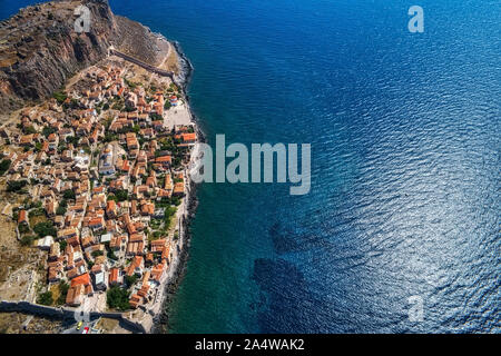 Luftbild der Altstadt von Monemvasia in Lakonien, Peloponnes, Griechenland. Monemvasia ist oft "Die griechischen Gibraltar" genannt. Stockfoto