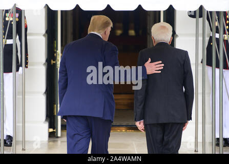 Washington, District of Columbia, USA. 16 Okt, 2019. Präsidenten der Vereinigten Staaten Donald J. Trumpf begrüßt der Präsident Sergio Mattarella der Italienischen Republik an der südlichen Vorhalle des Weißen Hauses in Washington, DC am Mittwoch, Oktober 16, 2019 Credit: Ron Sachs/CNP/ZUMA Draht/Alamy leben Nachrichten Stockfoto