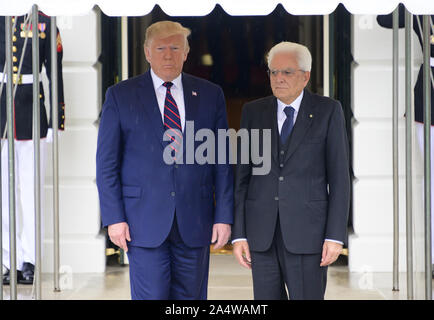 Washington, District of Columbia, USA. 16 Okt, 2019. Präsidenten der Vereinigten Staaten Donald J. Trumpf begrüßt der Präsident Sergio Mattarella der Italienischen Republik an der südlichen Vorhalle des Weißen Hauses in Washington, DC am Mittwoch, Oktober 16, 2019 Credit: Ron Sachs/CNP/ZUMA Draht/Alamy leben Nachrichten Stockfoto