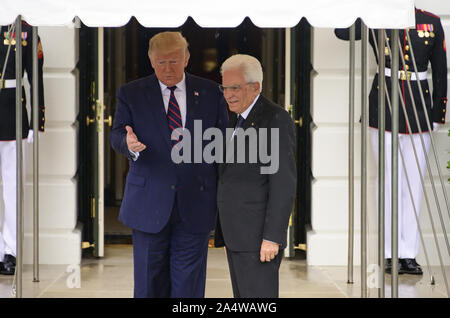 Washington, District of Columbia, USA. 16 Okt, 2019. Präsidenten der Vereinigten Staaten Donald J. Trumpf begrüßt der Präsident Sergio Mattarella der Italienischen Republik an der südlichen Vorhalle des Weißen Hauses in Washington, DC am Mittwoch, Oktober 16, 2019 Credit: Ron Sachs/CNP/ZUMA Draht/Alamy leben Nachrichten Stockfoto