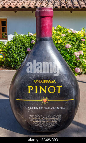 Zeichen in der Form einer Flasche Wein im Weingut Undurraga (Viña Undurraga), Talagante, Maipo Valley, Región Metropolitana, Chile, Südamerika Stockfoto