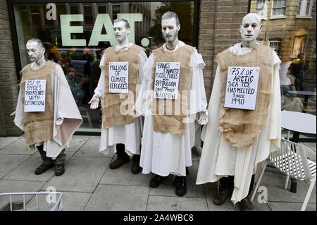 "Der Büßer" Leistung der Truppe. Sack und Asche, Aussterben Rebellion Klimawandel Protest, Westminster, London. Großbritannien Stockfoto