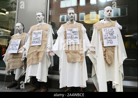 "Der Büßer" Leistung der Truppe. Sack und Asche, Aussterben Rebellion Klimawandel Protest, Westminster, London. Großbritannien Stockfoto