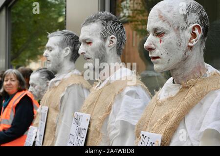 "Der Büßer" Leistung der Truppe. Sack und Asche, Aussterben Rebellion Klimawandel Protest, Westminster, London. Großbritannien Stockfoto