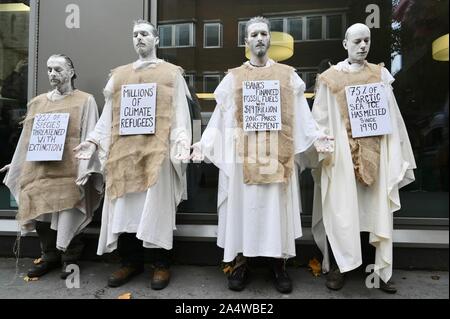 "Der Büßer" Leistung der Truppe. Sack und Asche, Aussterben Rebellion Klimawandel Protest, Westminster, London. Großbritannien Stockfoto