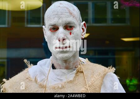 "Der Büßer" Leistung der Truppe. Sack und Asche, Aussterben Rebellion Klimawandel Protest, Westminster, London. Großbritannien Stockfoto