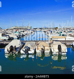 Kleine Boote in El Portet Marina in Dénia, Costa Blanca, Spanien günstig Stockfoto