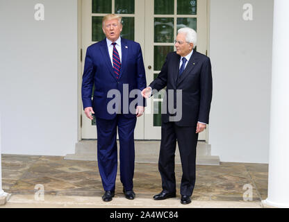 Oktober 16, 2019, Washington, District of Columbia, USA: Präsident Sergio Mattarella der Italienischen Republik, rechts, scheint zu sein, mit der Hand des Präsidenten der Vereinigten Staaten Donald J. Trumpf zu schütteln, Links, wie Sie für ein Foto posieren beim Stehen auf der Kolonnade des Weißen Hauses in Washington, DC am Mittwoch, Oktober 16, 2019 (Bild: © Ron Sachs/CNP über ZUMA Draht) Stockfoto