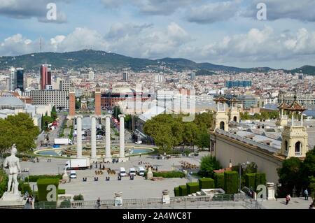 Einen Blick auf die Plaça d'Espanya von der Palau Nacional an Monjuic Hügel in Barcelona, Spanien Stockfoto