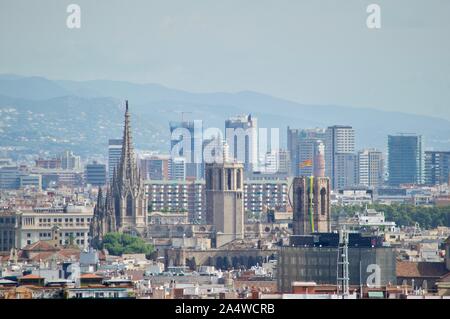 Ein Blick auf die Kathedrale von Barcelona aus dem Palau Nacional an Monjuic Hügel in Barcelona, Spanien Stockfoto